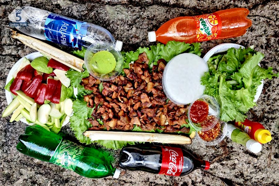 Những bữa tiệc thịt nướng là thứ không thể thiếu khi đi thác Lũng Ồ