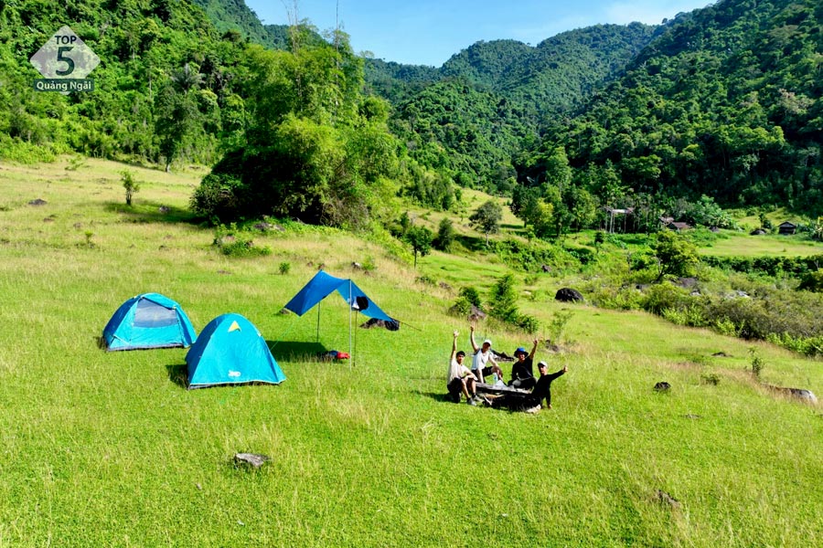 Một thảo nguyên xanh mướt - địa điểm camping lý tưởng