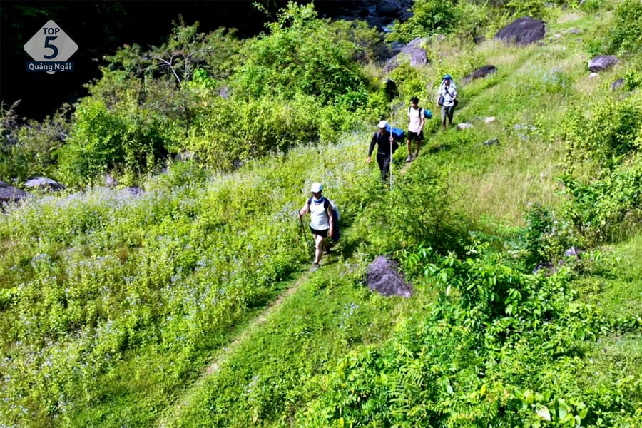 Mùa khô là thời điểm lý tưởng nhất để đến Thác Mờ Nanh Quảng Ngãi