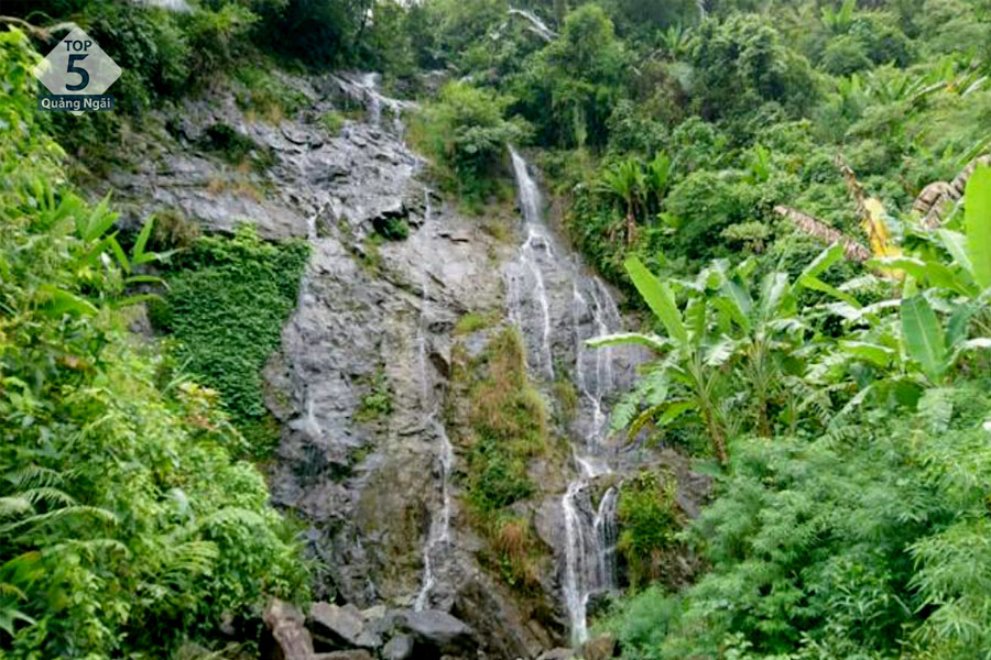 thác nước trên đèo long môn