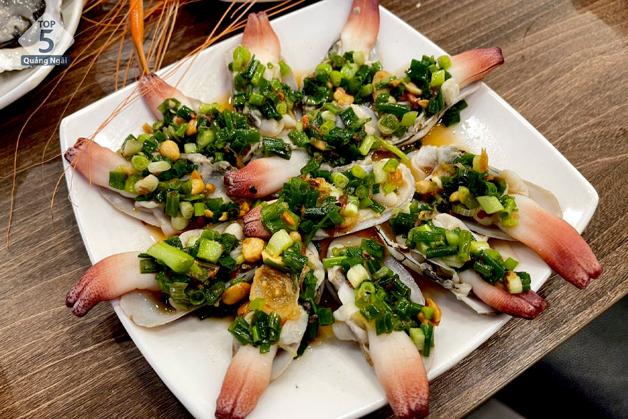 Tu hài nướng mỡ hành nổi bật với vị ngọt thanh, giòn dai Tu hài nướng mỡ hành nổi bật với vị ngọt thanh, giòn dai