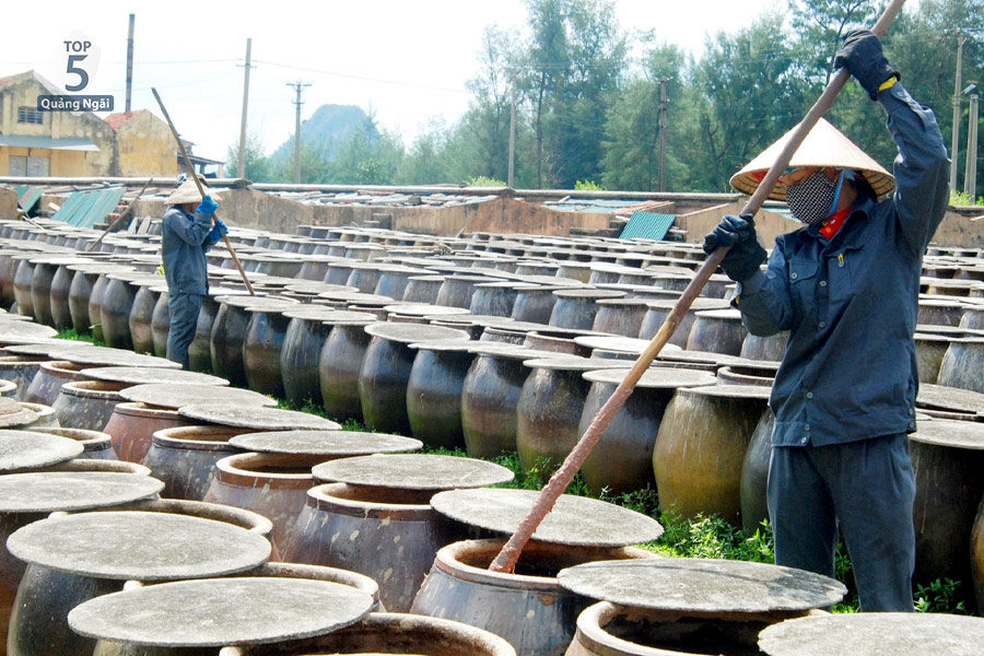 Mua đặc sản nước mắm Cái Rồng làm quà khi ghé du lịch quan lạn Mua đặc sản nước mắm Cái Rồng làm quà khi ghé du lịch quan lạn