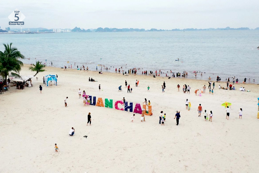 Bãi biển Tuần Châu sở hữu bãi cát trắng nối dài cùng làn nước trong xanh 