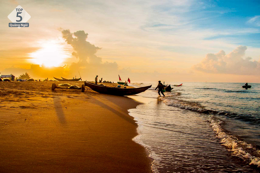 Mùa hè là thời điểm thích hợp nhất để du lịch biển Tĩnh Gia Thanh Hóa