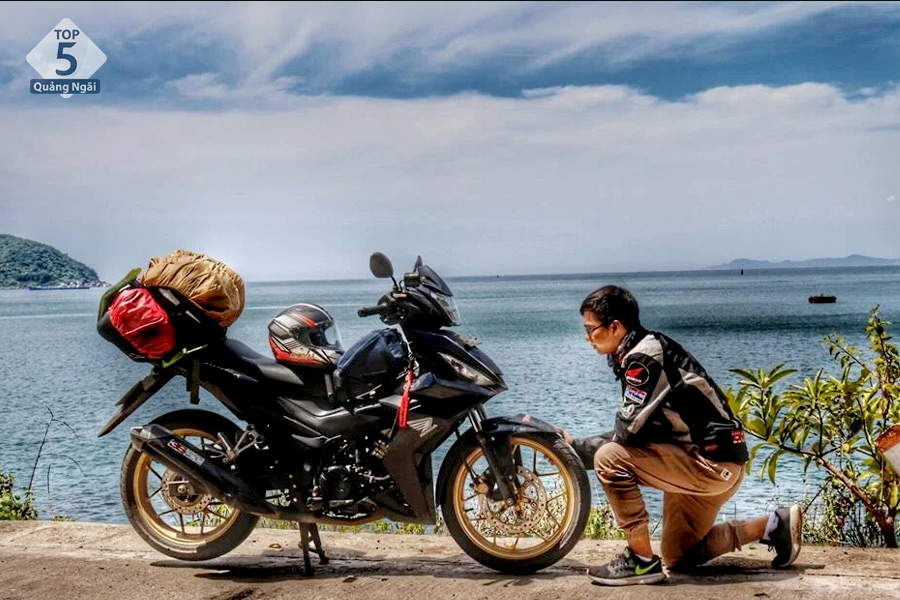 Xe máy là phương tiện di chuyển đến biển Hải Thanh được nhiều phượt thủ yêu thích