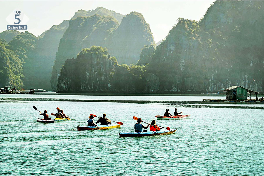 Chèo thuyền Kayak luồn lách qua những hang đá sẽ mang đến cho bạn trải nghiệm vô cùng thú vị  