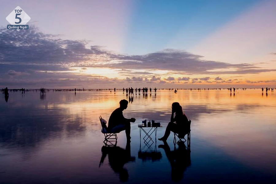 Ngoài tắm biển bạn cũng có thể thong dong rảo bước bên bờ cát khá thú vị 