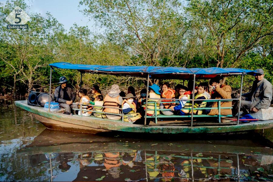Ngồi thuyền ngắm hệ sinh thái rừng ngập mặn vô cùng phong phú tại Cồn Đen
