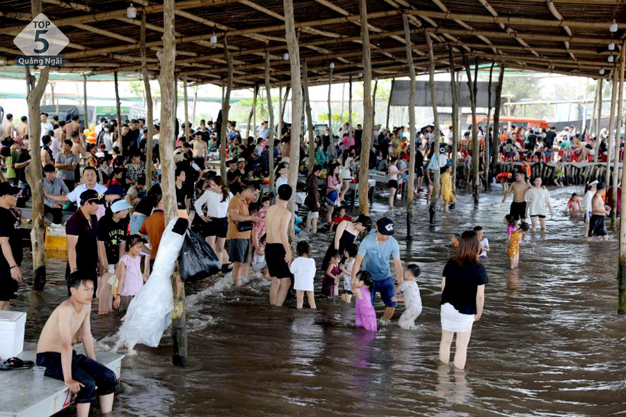 Biển Cồn Vành thu hút nhiều du khách tắm biển vào mỗi dịp hè