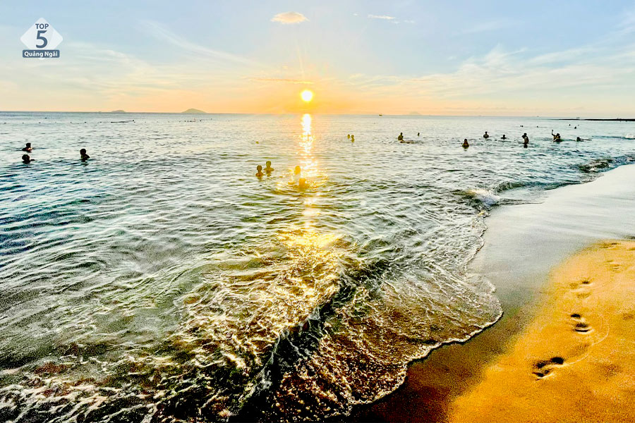 Thời điểm lý tưởng nhất để tắm biển và dạo biển là sáng sớm hoặc hoàng hôn