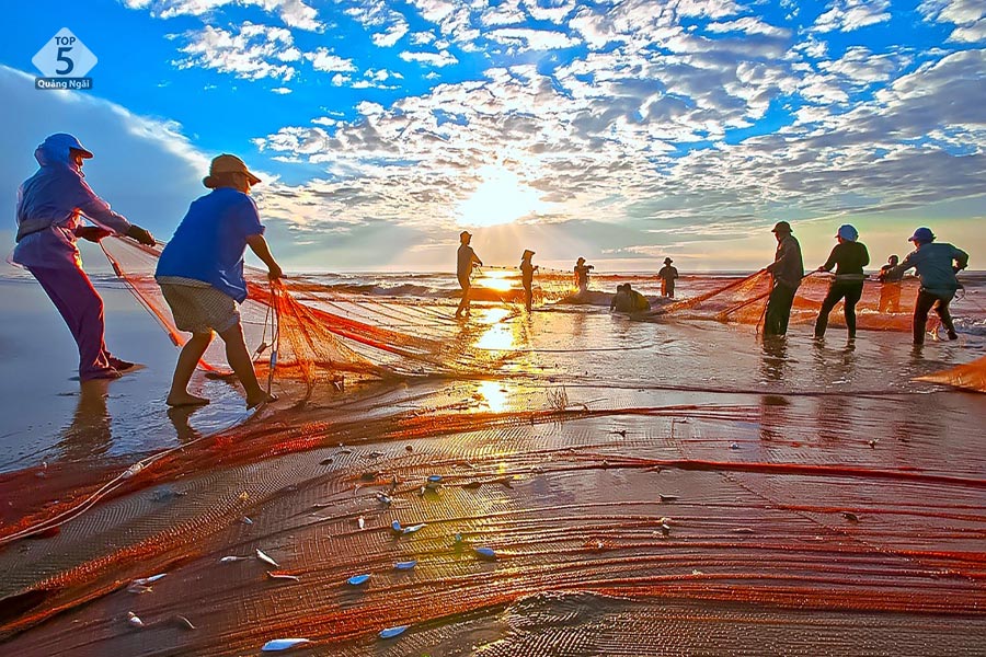 Ngắm bình minh đẹp nao lòng trên biển Cửa Hội Nghệ An