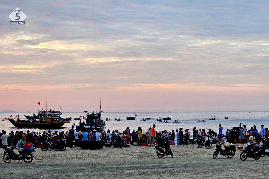 Không khí nội nhịp của chợ cá Cửa Hội vào mỗi sớm mai