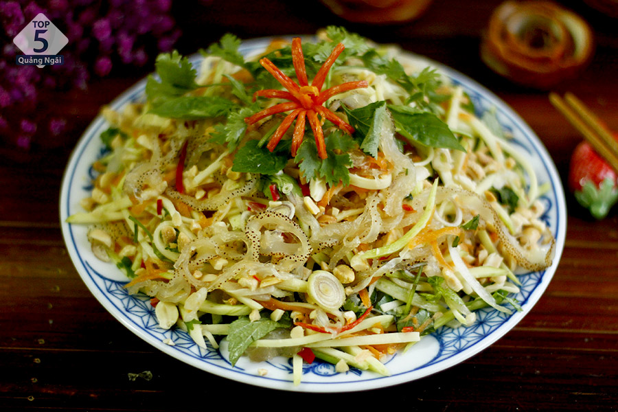 Nộm sứa tại biển Đồ Sơn mang 1 hương vị rất riêng và lạ miệng 