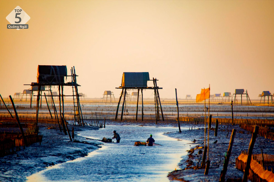 Thử dậy sớm và hòa mình vào cuộc sống của ngư dân nơi đây sẽ giúp bạn có những trải nghiệm đáng nhớ