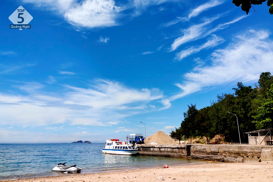 Vẻ đẹp hoang sơ đảo Hòn Mê, nước xanh trong như đảo Lý Sơn