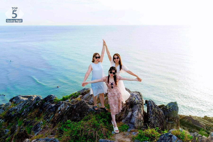 Mỏm đá mặt trời - Tọa độ sống ảo cực chill tại biển Hải Hòa