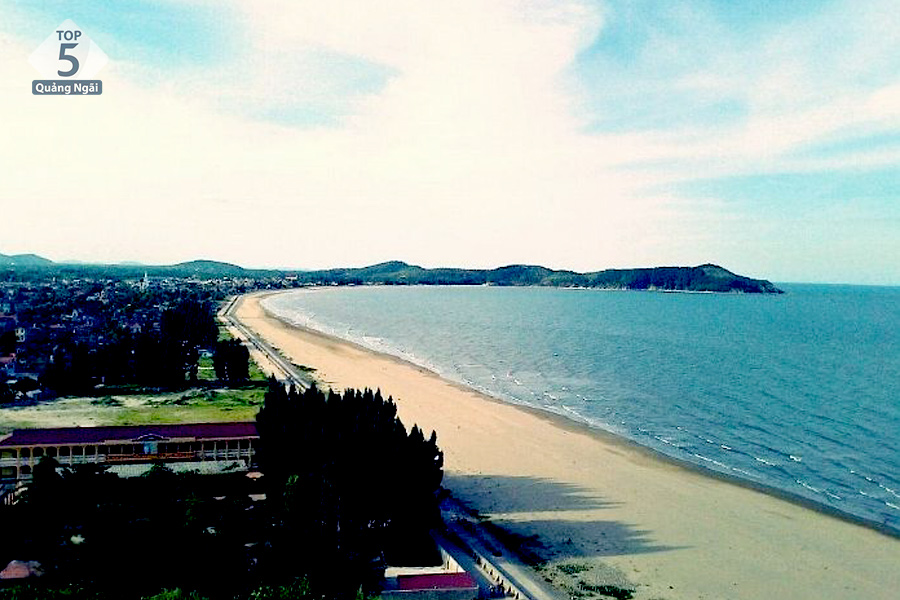 Bãi biển Hải Thanh là bãi tắm hoang sơ với sóng biển êm đềm rất thích hợp để vui chơi tắm biển