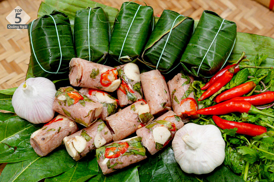 Nem chua là đặc sản nổi tiếng xứ Thanh mà bất cứ ai khi đến Hải Tiến du lịch cũng nên nếm thử