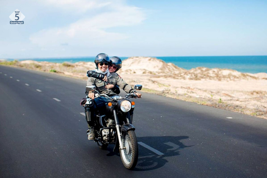 Xe máy là phương tiện được nhiều phượt thủ yêu thích khi đến biển Quảng Nham