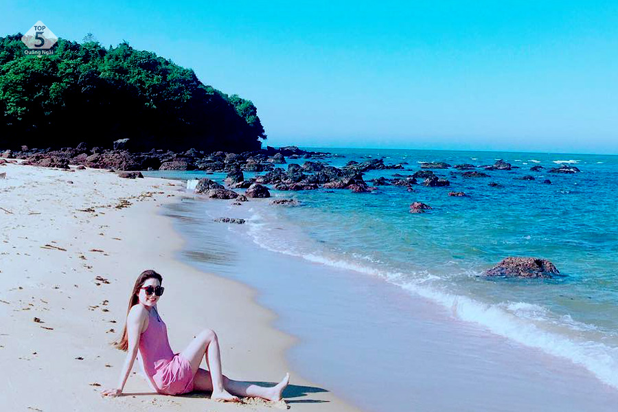 Tắm biển và thư giãn bên bờ biển Quảng Nham giúp tâm trạng khoan khoái hơn