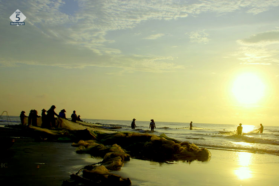 Trải nghiệm đánh bắt hải sản cùng ngư dân địa phương rất thú vị