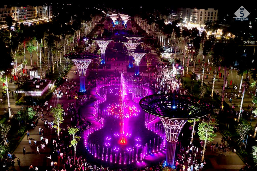 Quảng trường Sầm Sơn là nơi thường xuyên tổ chức các lễ hội và chương trình nghệ thuật hấp dẫn thu hút du khách