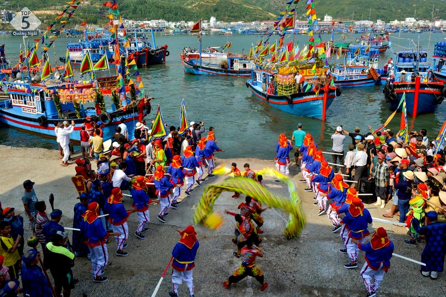 Nếu đến vào giữa tháng 5 âm lịch bạn sẽ được tham gia vào lễ hội cầu ngư độc đáo tại bãi biển Sầm Sơn