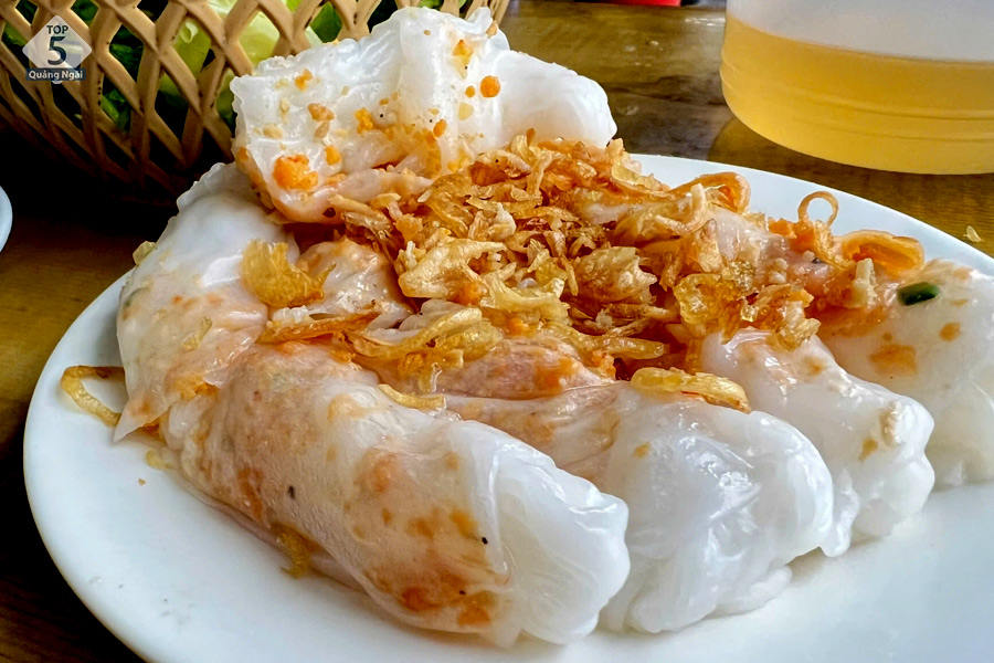 Bánh cuốn Sầm Sơn nổi tiếng với hương vị đậm đà, hấp dẫn