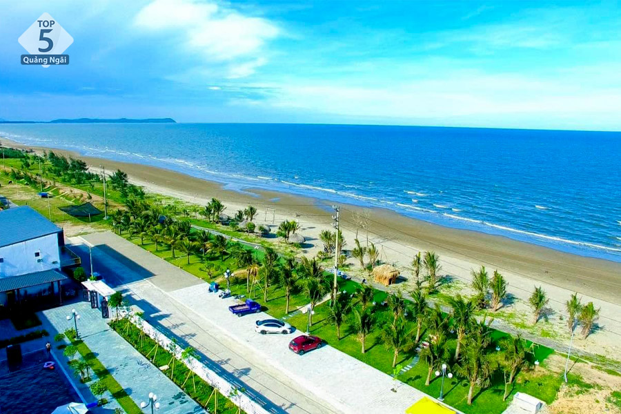 Biển Tiên Trang sở hữu nước biển trong vắt với những hàng phi lao xanh mướt tạo khung cảnh thật nên thơ