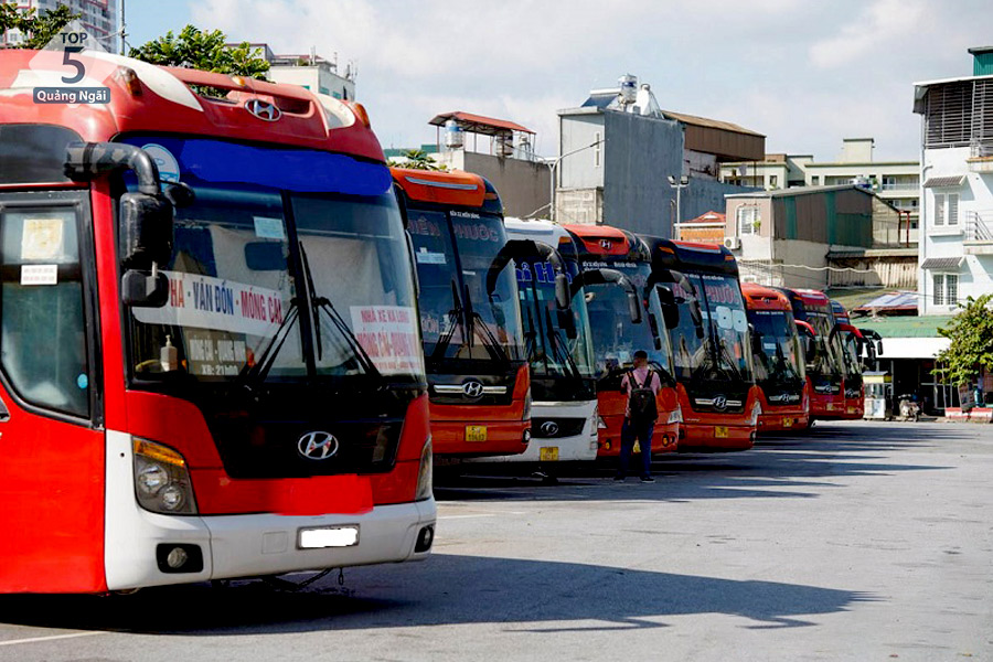 Xe khách là lựa chọn cho những ai muốn giữ sức và không thạo đường