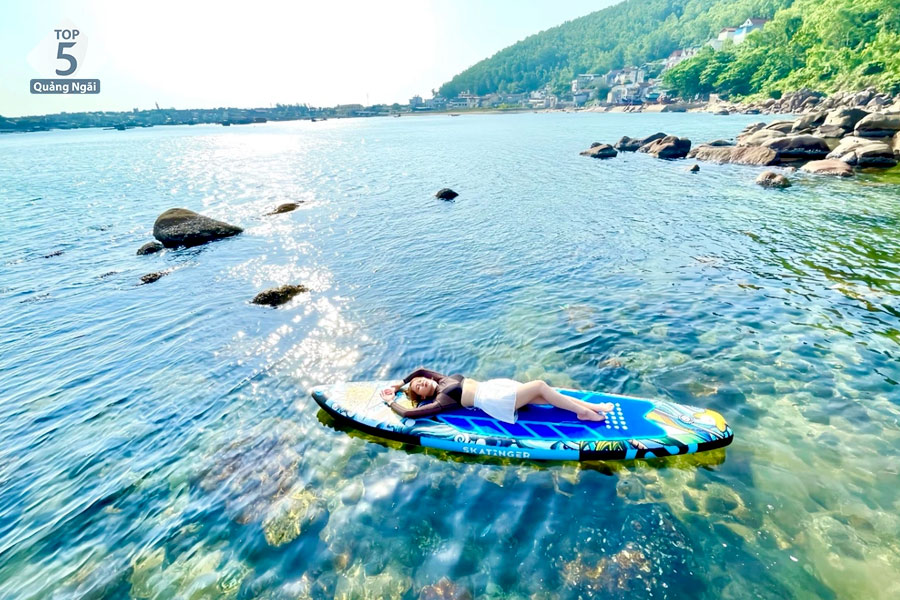 Tắm biển, chèo sup hoặc lặn ngắm san hô là những trải nghiệm thú vị tại biển Tiên Trang Quảng Xương Thanh Hóa