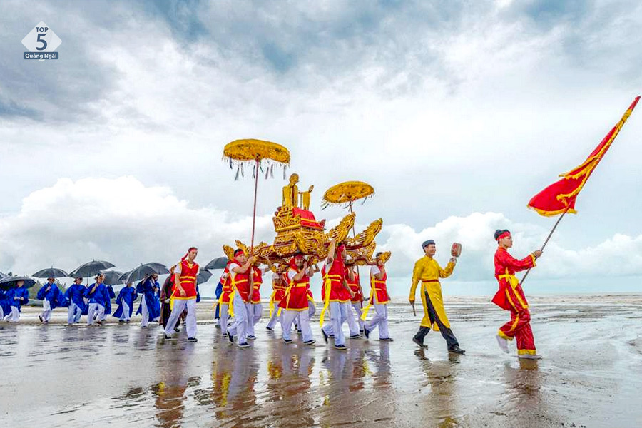 Nếu đến vào tháng 6 âm lịch bạn sẽ có cơ hội xem rất nhiều lễ hội đặc sắc tại biển Trà Cổ
