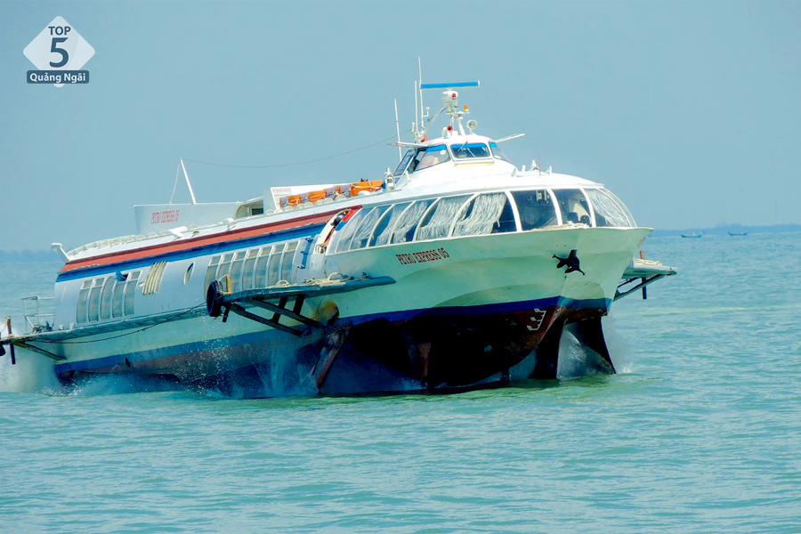 Đi tàu cánh ngầm thời gian di chuyển nhanh và khá êm ái 