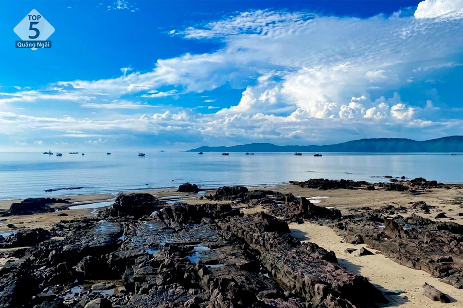 Mê mẩn bãi biển Đá Đen thơ mộng ở cực Đông Bắc của Tổ quốc