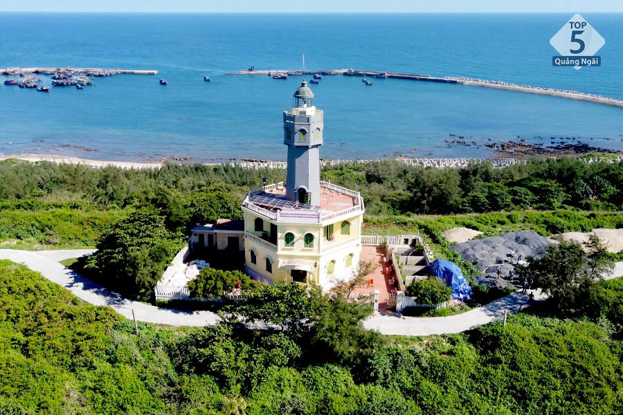 Ngọn hải đăng Bạch Long Vĩ  là nơi có thể chiêm ngưỡng trọn vẹn vẻ đẹp Bạch Long Vĩ từ trên cao