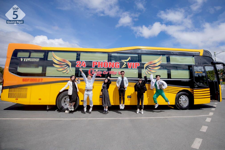 Để đến Đào Cỏ Chi Lăng Nam bạn có thể đi xe khách hoặc limousine