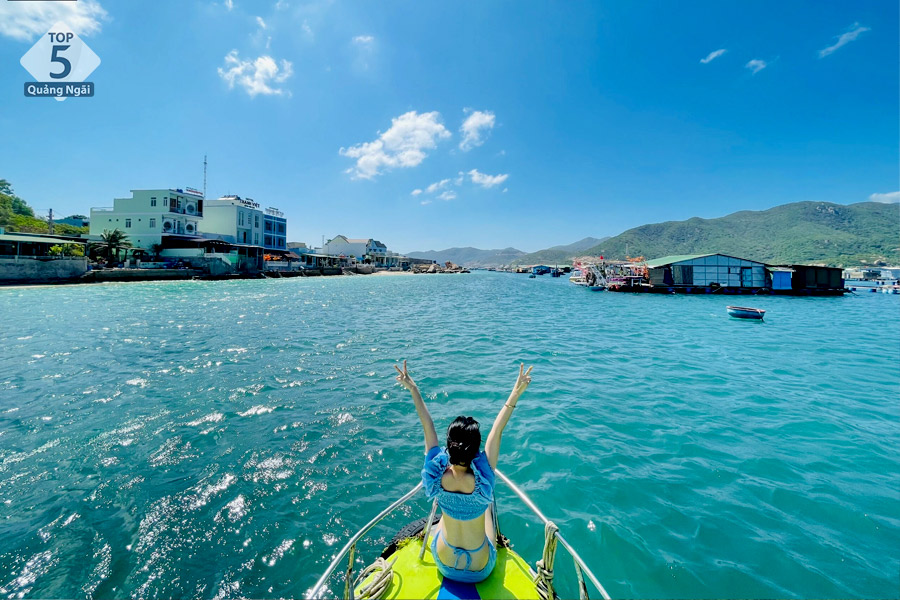 Ngoài đi cáp treo bạn cũng có thể di chuyển ra Hòn Ngư bằng thuyền hoặc cano