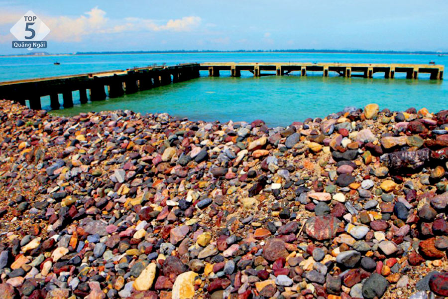 Rảo bước ngắm nhìn những viên sỏi tự nhiên độc đáo trên đảo Song Ngư