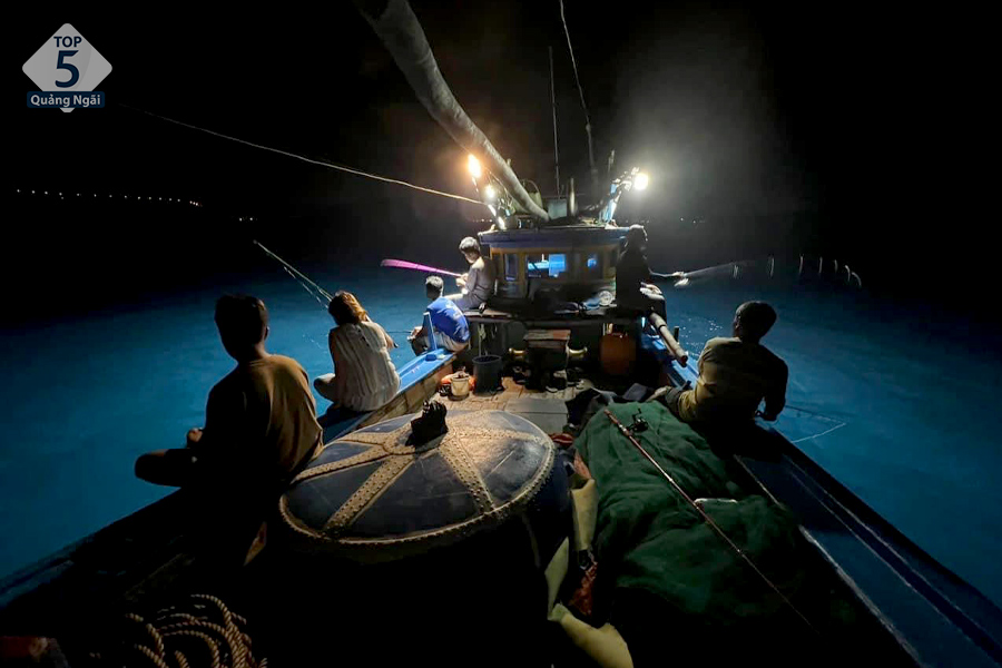Trải nghiệm câu mực đêm cực thú vị tại đảo Hòn Ngư