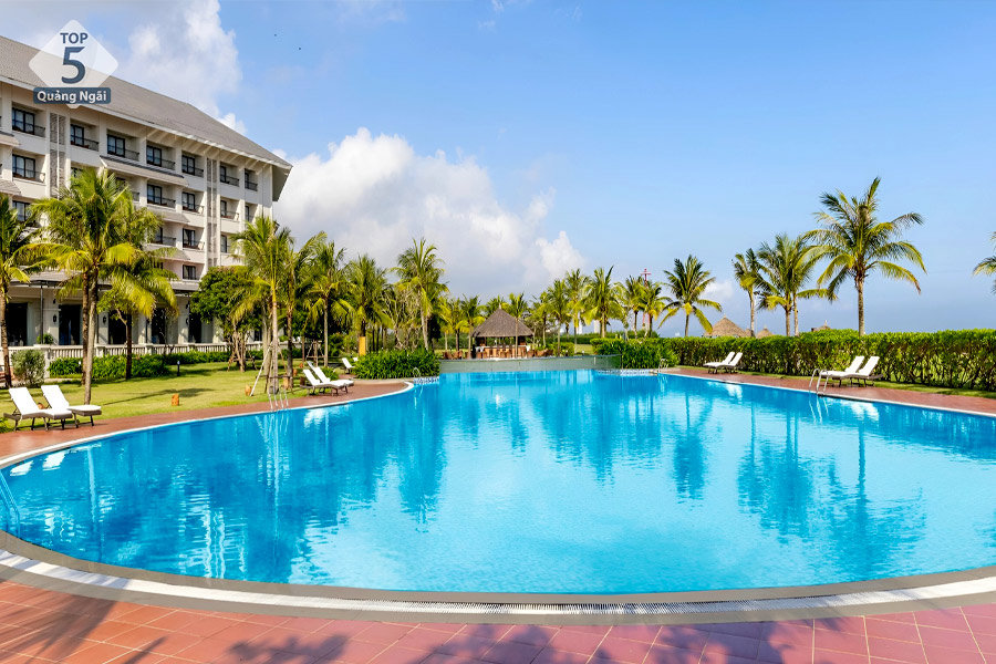 Đắm mình trong hồ bơi rộng 895,6m2 mát lạnh đầy sảng khoái