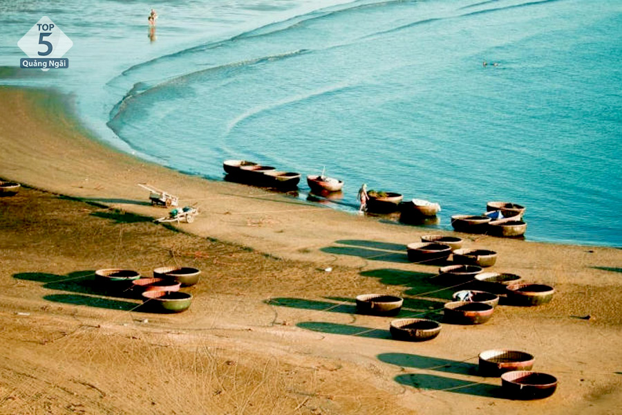 Đi thuyền thúng lênh đênh trên làn nước xanh biết khiến tâm hồn thêm thư thái