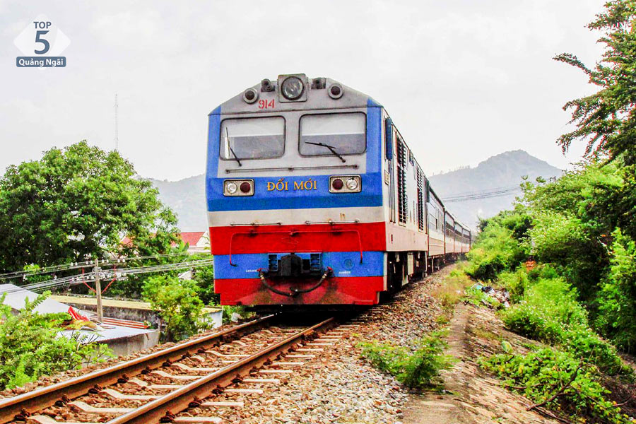Tàu hỏa là phương tiện di chuyển thích hợp cho ai có thời gian dư dả và muốn ngắm cảnh dọc đường