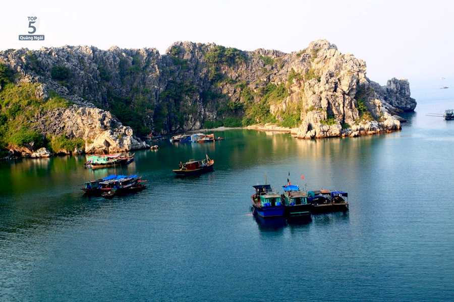 Thuê thuyền đi ngắm nhìn sự hùng vĩ của thiên nhiên của đảo Long Châu Thuê thuyền đi ngắm nhìn sự hùng vĩ của thiên nhiên của đảo Long Châu