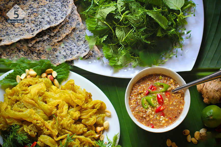 Sứa lá dung thường được ăn cùng bánh đa và mắm ruốc Sứa lá dung thường được ăn cùng bánh đa và mắm ruốc