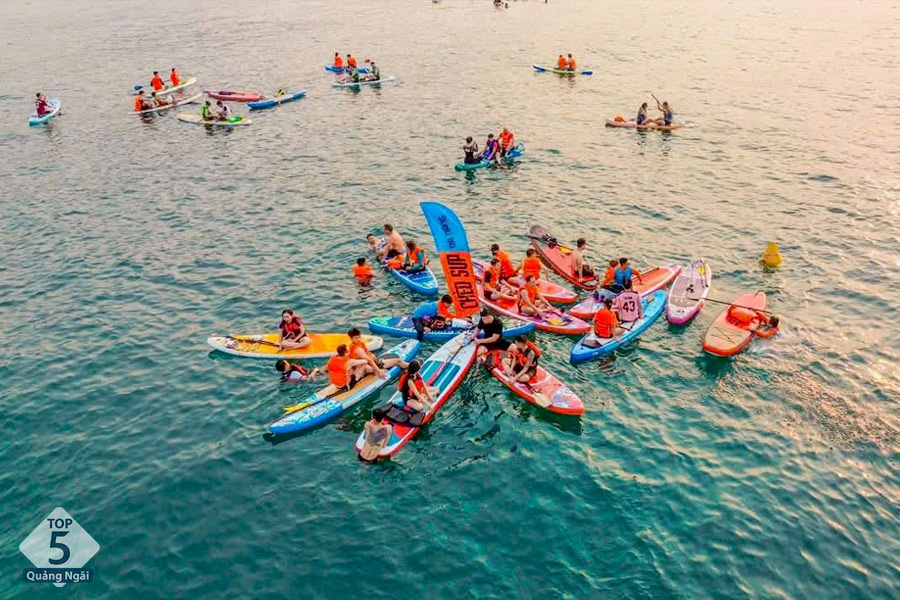 Chèo thuyền kayak để trải nghiệm cảm giác mạnh tại biển Thiên Cầm Chèo thuyền kayak để trải nghiệm cảm giác mạnh tại biển Thiên Cầm
