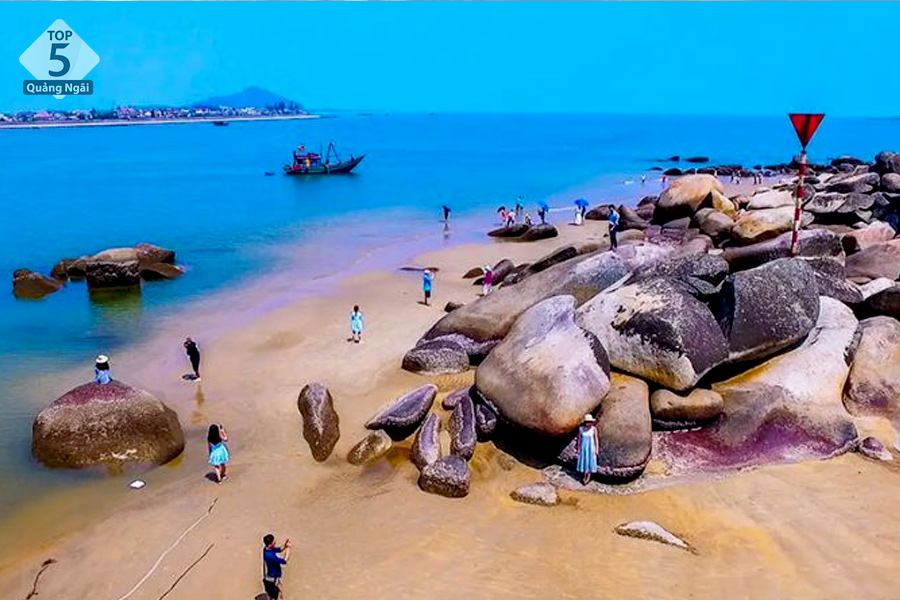 Bãi đá ven biển Thiên Cầm nơi tạo nên nhiều bức ảnh “triệu view” Bãi đá ven biển Thiên Cầm nơi tạo nên nhiều bức ảnh “triệu view”