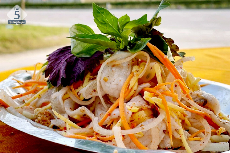 Gỏi cá đục gây hấp dẫn với thực khách bởi vị tươi ngọt của cá hòa quyện cùng nước chấm chua ngọt Gỏi cá đục gây hấp dẫn với thực khách bởi vị tươi ngọt của cá hòa quyện cùng nước chấm chua ngọt
