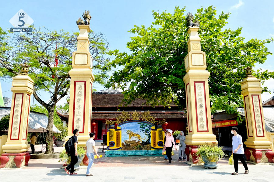 Đền Ông Hoàng Mười là ngôi đền nổi tiếng linh thiêng được rất nhiều du khách đến cầu bình an và tài lộc Đền Ông Hoàng Mười là ngôi đền nổi tiếng linh thiêng được rất nhiều du khách đến cầu bình an và tài lộc