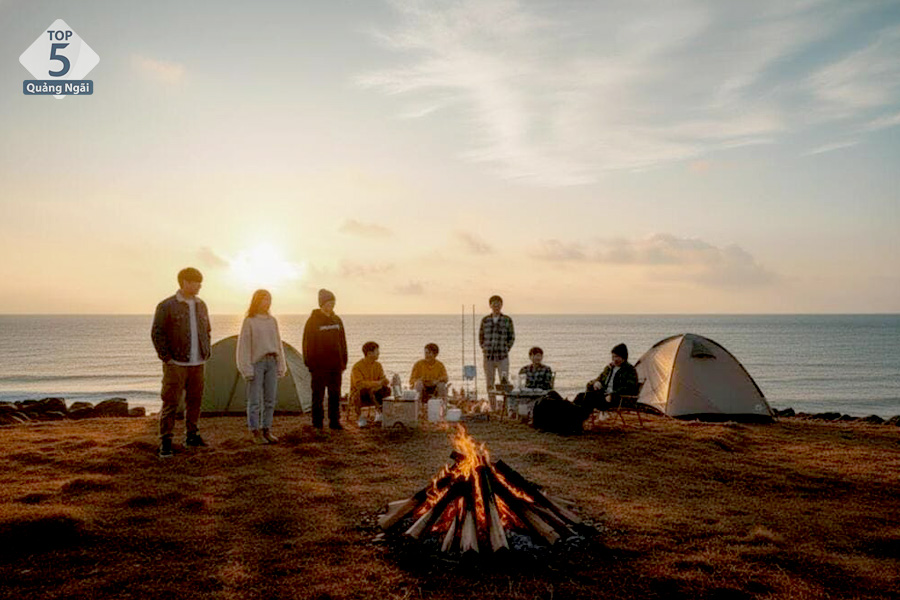 Camping sát bãi đá nhảy cảm nhận tiếng sóng vỗ và ngắm nhìn bầu trời sao lung linh cho ta cảm giác thú vị vô cùng Camping sát bãi đá nhảy cảm nhận tiếng sóng vỗ và ngắm nhìn bầu trời sao lung linh cho ta cảm giác thú vị vô cùng