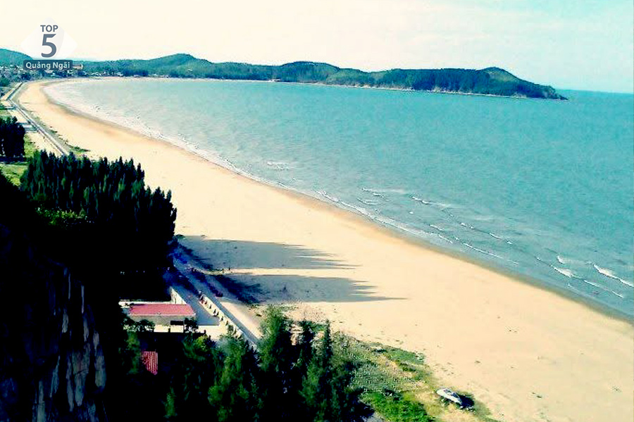 Biển hải Thanh sở hữu vẻ đẹp nên thơ cùng bờ cát trắng trải dài ấn tượng